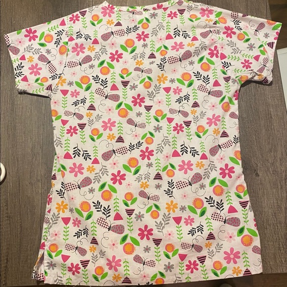Spring/Flowery scrub top - Picture 2 of 2